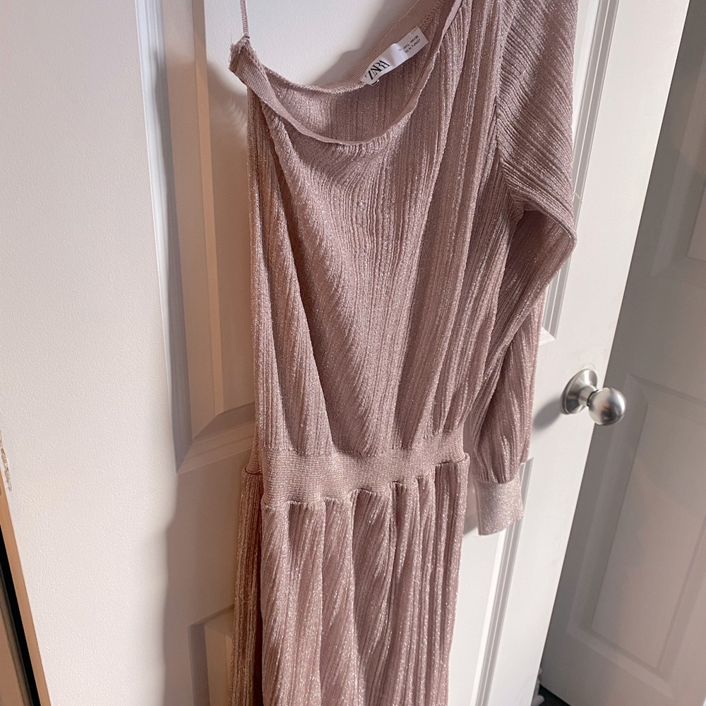 Beautiful Old Tose volume with glitter garment. Very comfortable and chic